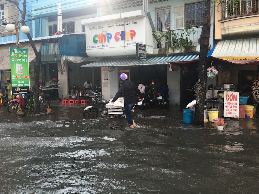 Mưa[-]trái[-]mùa,[-]nội[-]ô[-]thành[-]phố[-]Bạc[-]Liêu[-]ngập[-]nặng